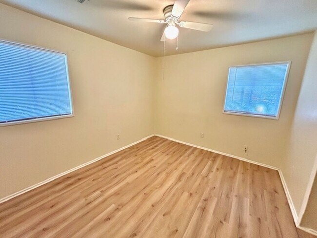 Building Photo - 2433 Shepherd Dr NW