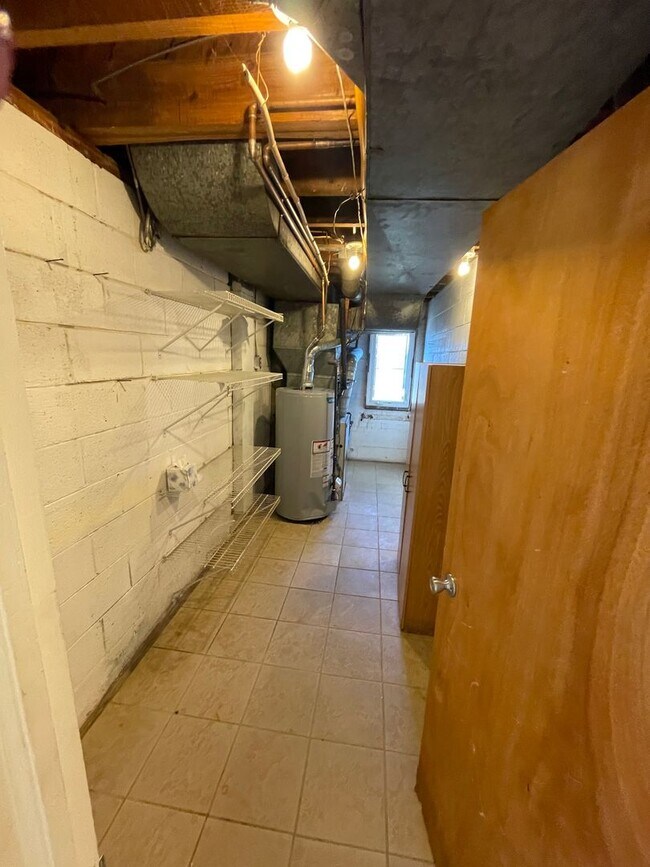 Building Photo - Split Level Home near Willow Lawn