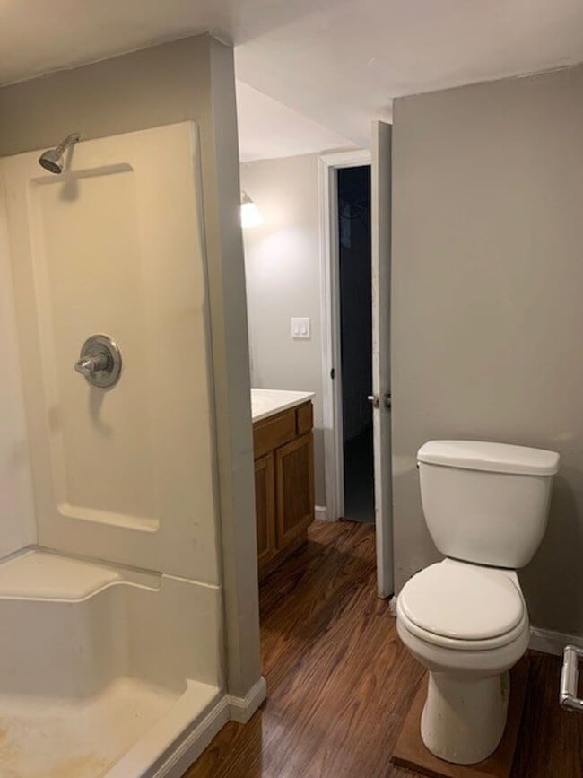 Building Photo - Spacious 4 Bed / 2 Bath Home with Large Ba...