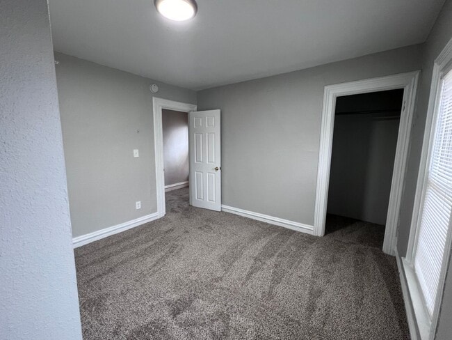 Building Photo - Three Bedroom Unit Near Downtown Grand Rap...