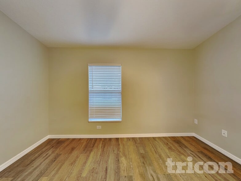 Building Photo - 864 Vanderbilt Dr