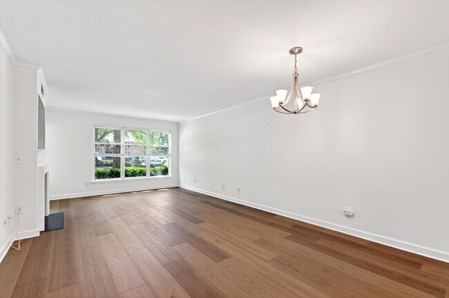 Building Photo - 1010 Nicholwood Dr