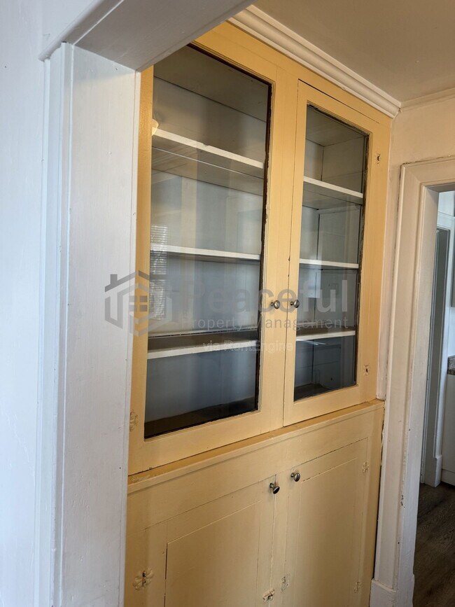 Building Photo - 128 E Truman Ave