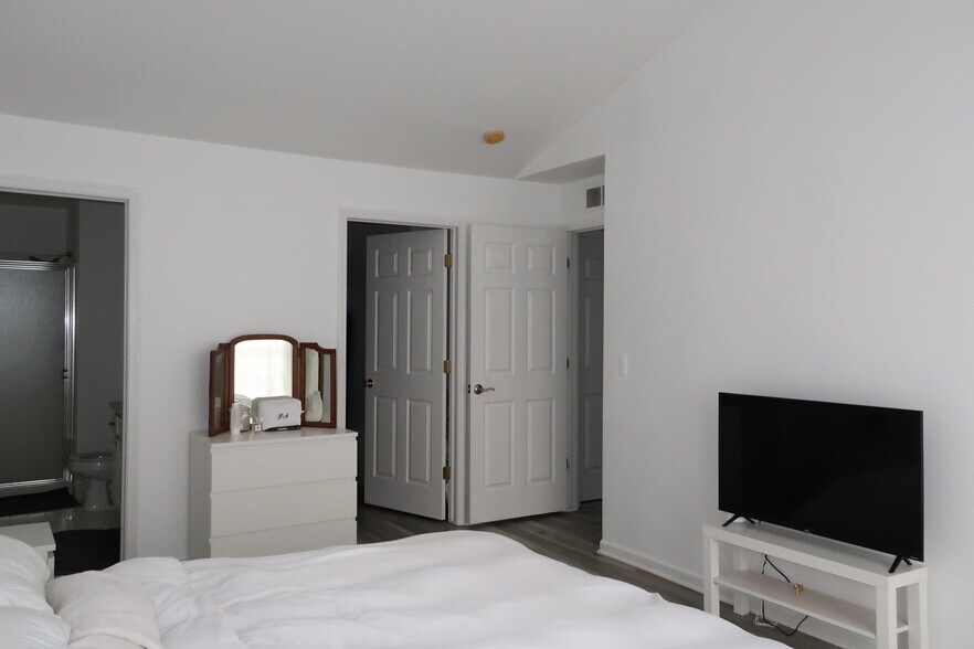 Building Photo - 16468 Radison Dr