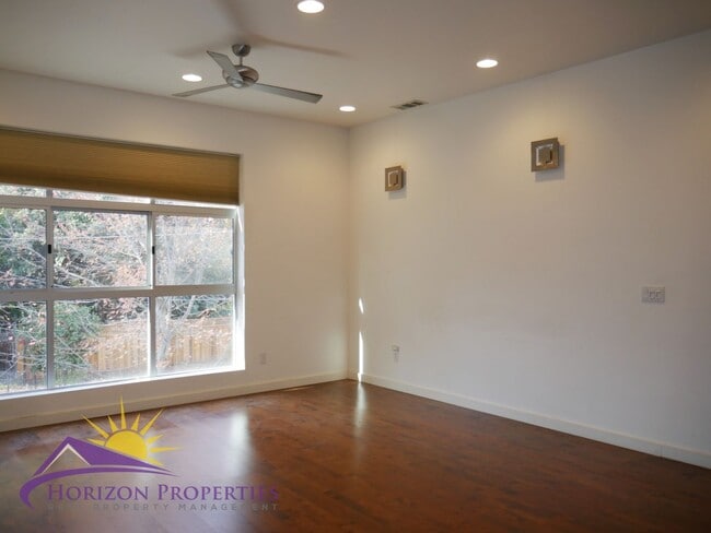 Building Photo - Modern Bright Three-story 3 Bed 2 Bath 1,400 Sqft Mansion Flats Designer Condo