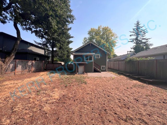 Building Photo - Charming 2-Bedroom Home with Spacious 1606 Sq Ft Living Space in Portland's SE Knapp St!