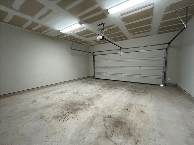 Building Photo - 13800 Lyndhurst St