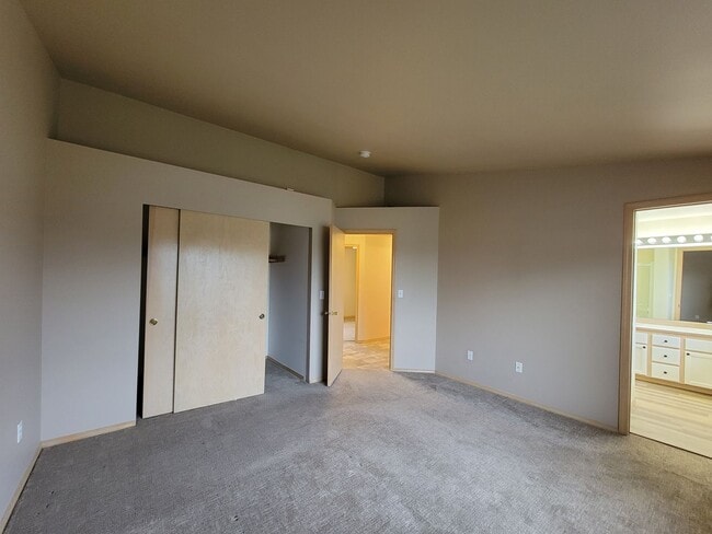 Building Photo - Horn Rapids Home with Bonus Room, Deck, an...