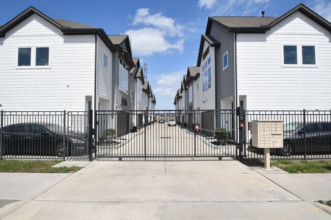 Building Photo - 5904 Gardendale Dr