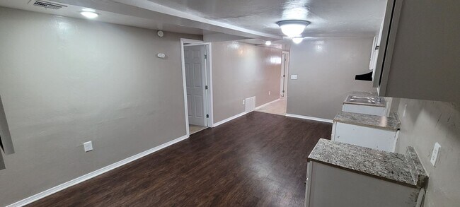 Building Photo - Cute 5 bedroom House