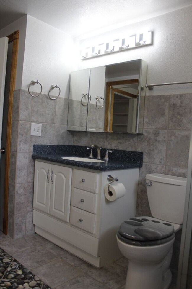 Building Photo - Columbine Hills - 3 BR/2 1/2 BA Home!
