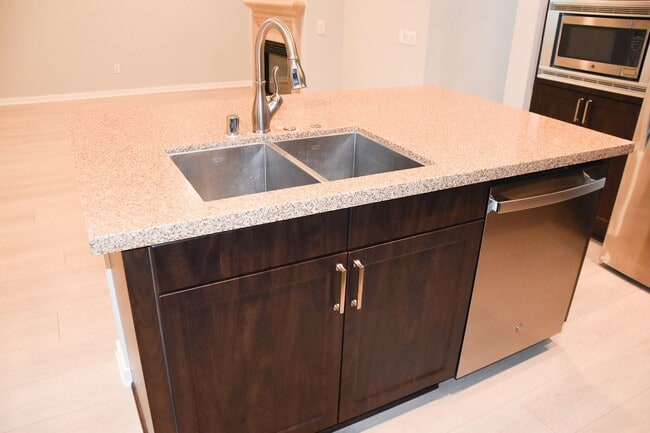 Building Photo - 507 W Maple Ave