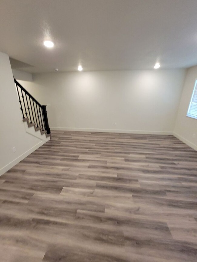 Building Photo - 2 Weeks Free Rent in May! West Haven 3 bed...
