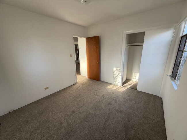 Building Photo - 3 Bedroom Home w/Large Backyard