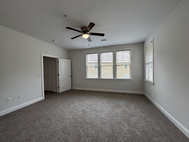 Building Photo - 5565 Colonial Chatsworth Cir