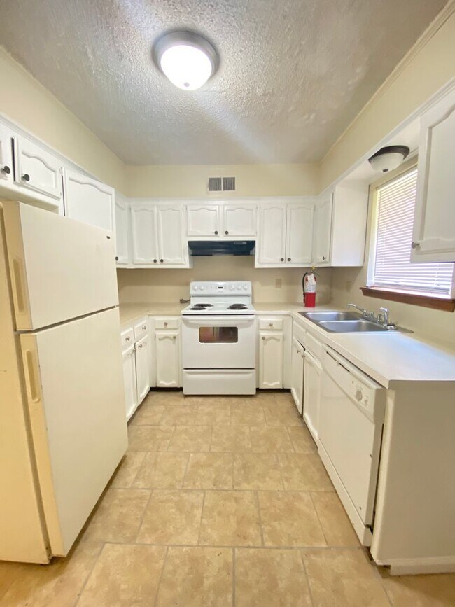 Building Photo - 3023 Toulon Dr