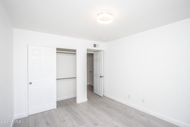 Building Photo - 1052 E Sandpiper Dr