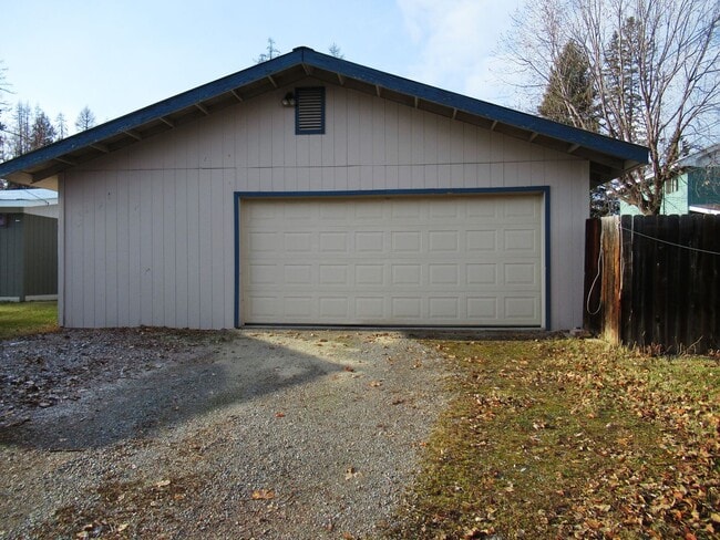 Building Photo - 3 bedroom home with detached 2 car Garage