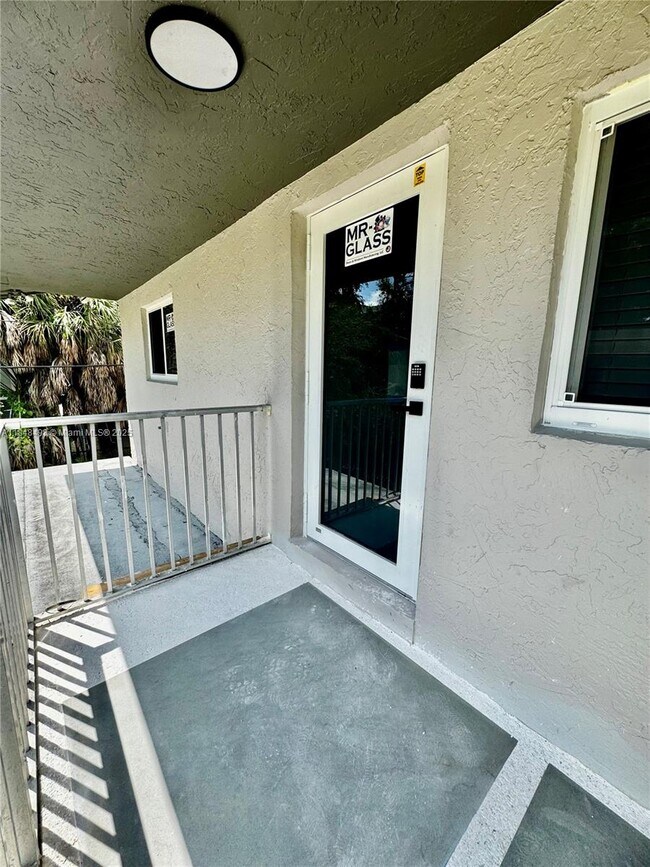 Building Photo - 1460 SW 24th Ct