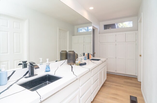 Building Photo - 4530 Red Fox Ln