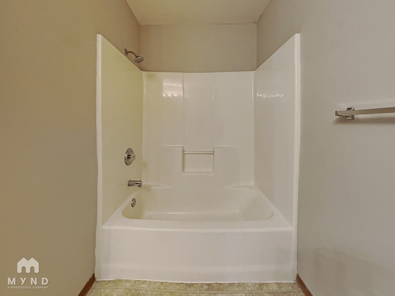 Building Photo - 429 N Century Ave