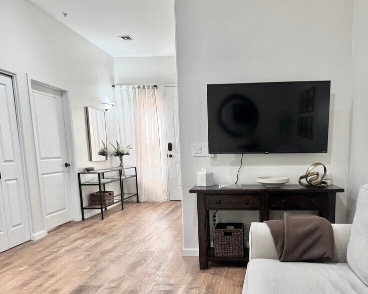 Building Photo - 2024 E River Rd