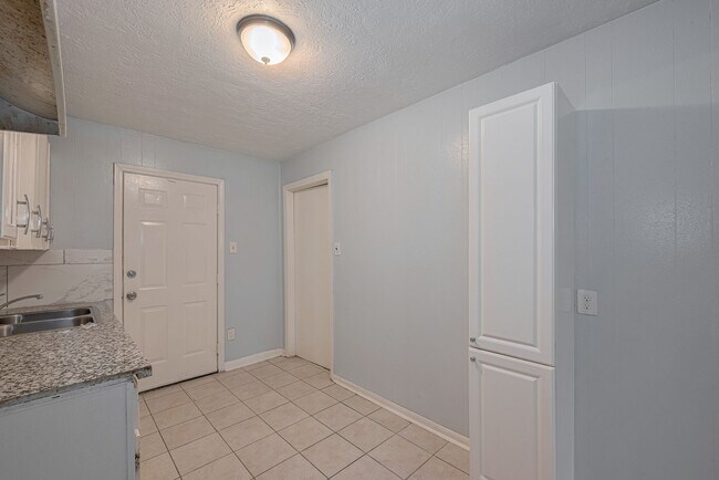 Building Photo - 4906 Larkspur St