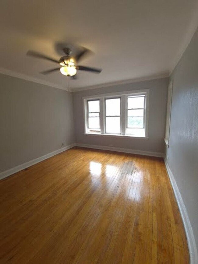 Building Photo - Great 2 Bedroom unit, with a Wonderful Man...