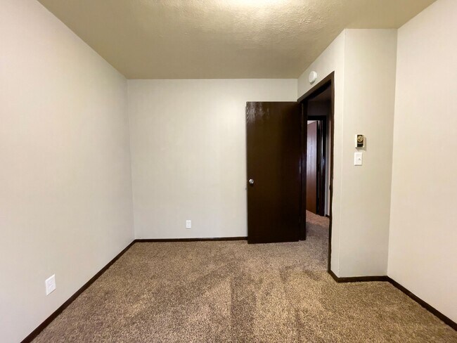 Building Photo - 2213 E Memorial Dr