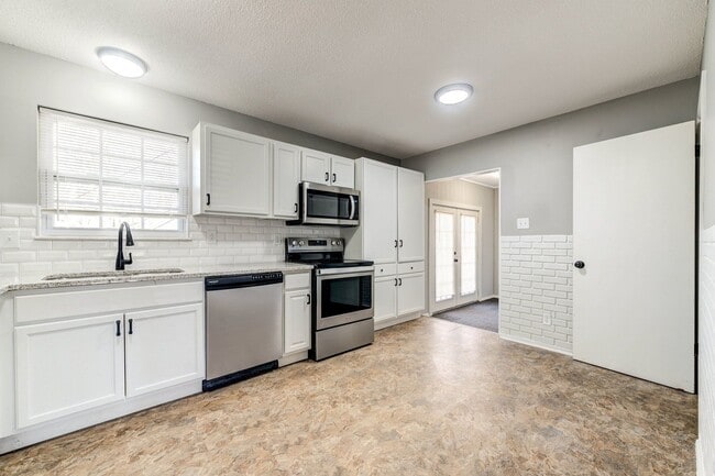 Building Photo - 3633 Shores Dr