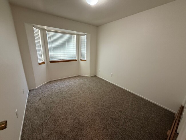 Building Photo - Victorville- Beautiful 3 Bedroom Home in G...
