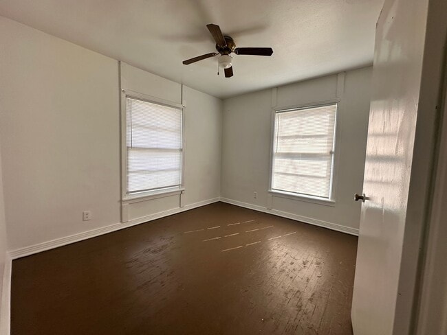 Building Photo - 3 bedroom one bath