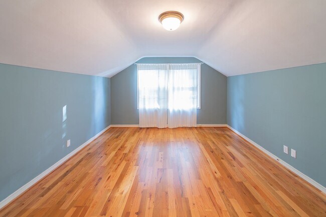 Building Photo - Charming and Well-Maintained Home in a Serene Neighborhood