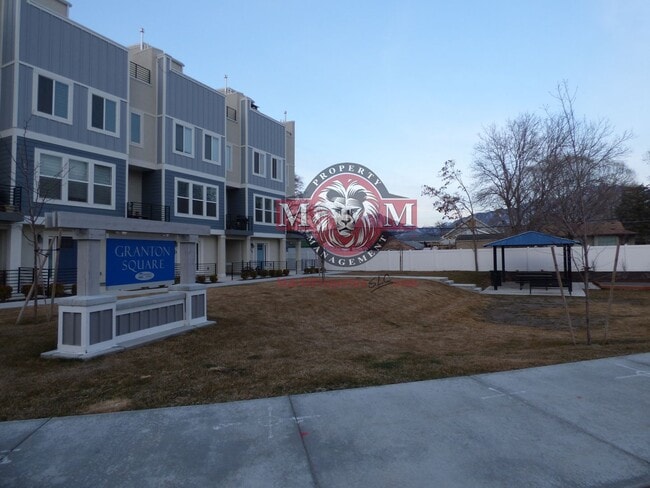 Building Photo - Great 3 Bd 2.5 Ba Townhome Rooftop Views