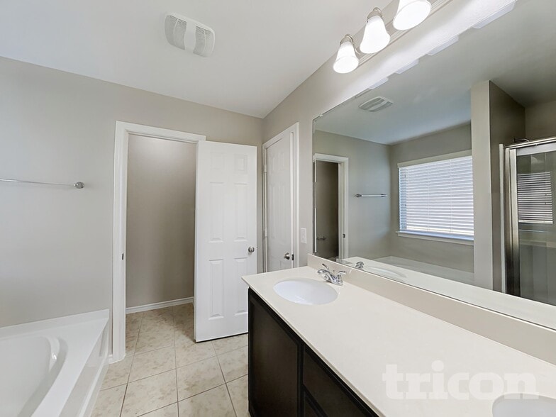 Building Photo - 1807 Kings Cross Dr