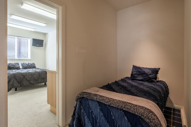 Building Photo - Mountain View Haven