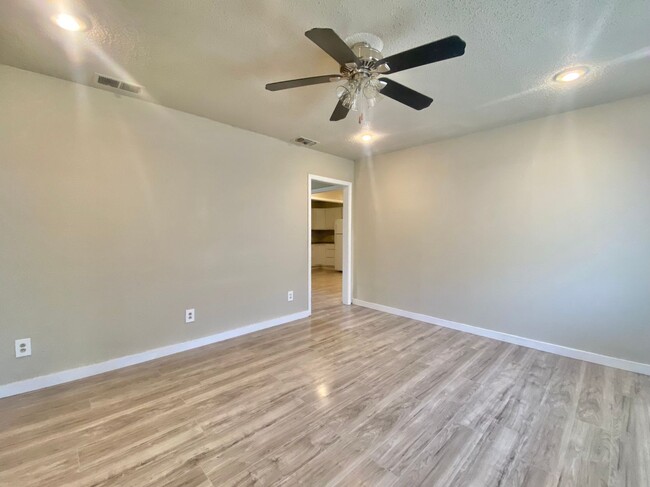 Building Photo - Newly renovated 3 bed 1 bath now available...