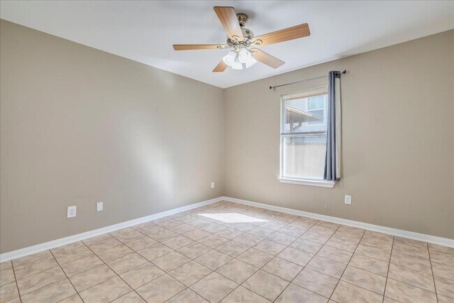 Building Photo - 1004 Misty Acres Dr