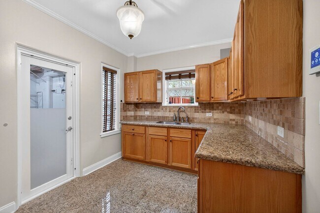 Building Photo - Historic West Palm Beach single-family home, with guest cottage!