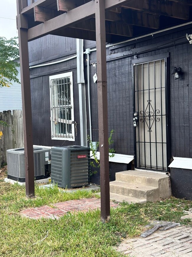 Building Photo - ONE BEDROOM APT WITH WATER PAID