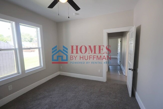 Building Photo - Two Bedroom House | Off Street Parking