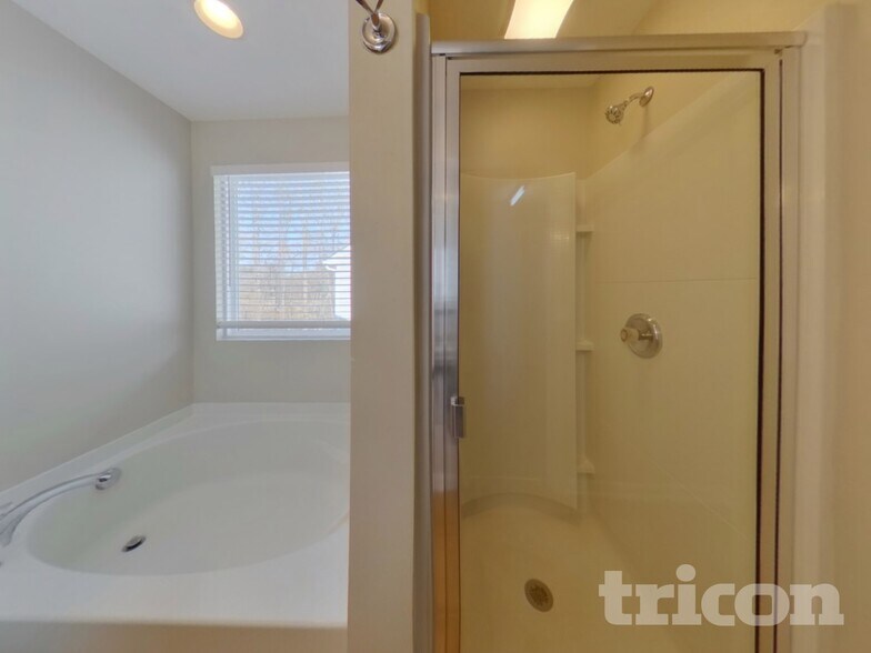 Building Photo - 9425 Macquarie Ln