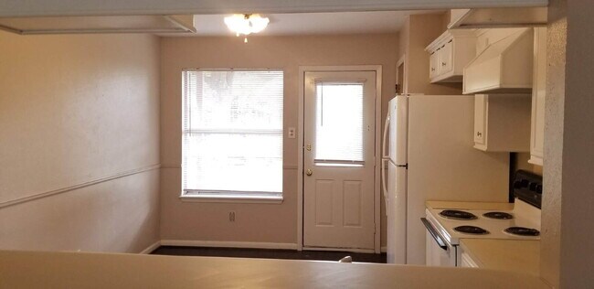 Building Photo - The right side unit of this duplex offers a comfortable and functional layout ideal for small fam...