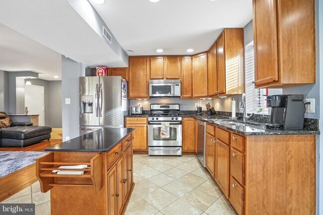 Building Photo - 2045 Royal Fern Ct