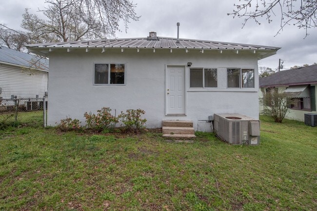 Building Photo - Spacious 2 Bedroom Cottage w/ Granite & Ha...