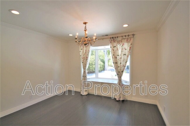 Building Photo - 1074 Highlands Cir