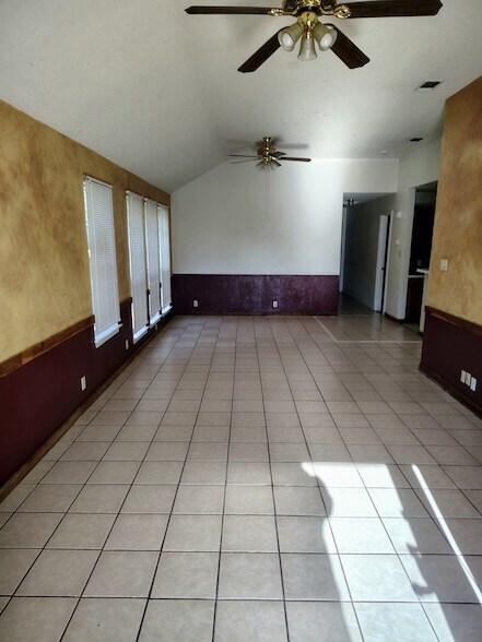 Building Photo - 218 King Ln