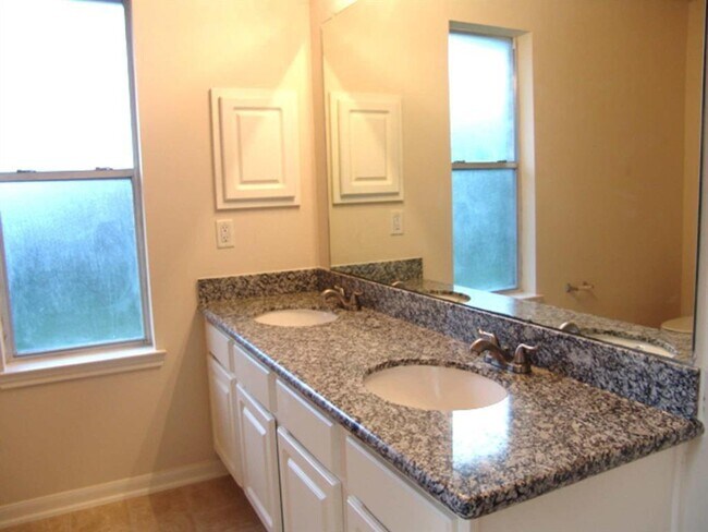 Building Photo - 4915 Lochman Ln