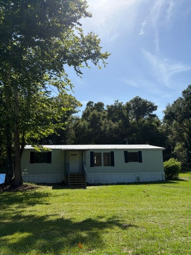 Building Photo - 3 Bedroom Home Available Now!