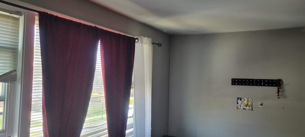 Building Photo - 22 Douglas Ave